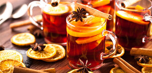 Orangenpunsch mit Zimtstangen