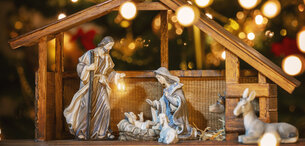 Die Heilige Familie mit dem Jesuskind in der Krippe