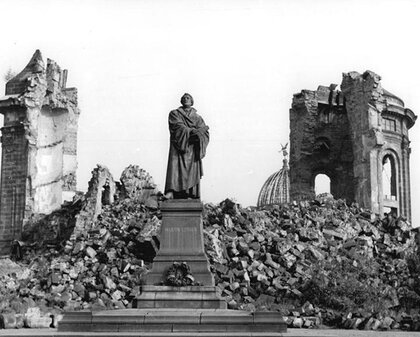 Trümmer der Dresdner Frauenkirche nach dem 2. Weltkrieg