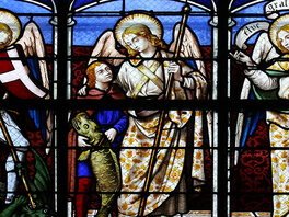 Kirchenfenster mit den drei Erzengeln Michael, Rafael und Gabriel