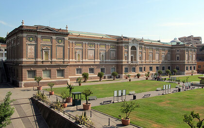 Die Pinakothek mit Gartenanlage