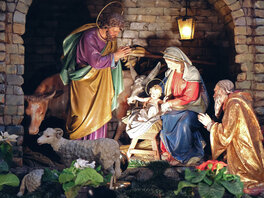 Weihnachtskrippe mit geschnitzen Figuren: Maria, Josef, Jesuskind in der Krippe, daneben Ochs und Esel, Hirten und die Heiligen Drei Könige