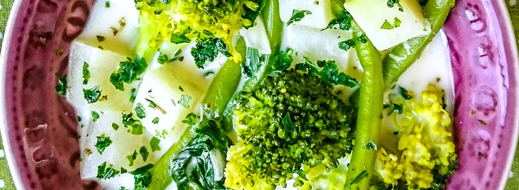 Eintopf mit Kohlrabiwürfeln, Brokkoli und grüne Bohnen, Spinat, sowie feinen gehackten Kräutern.