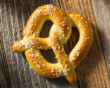 Brezel mit Salz auf Holz-Untergrund