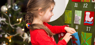 Weihnachtsbaum-Adventskalender mit Kind