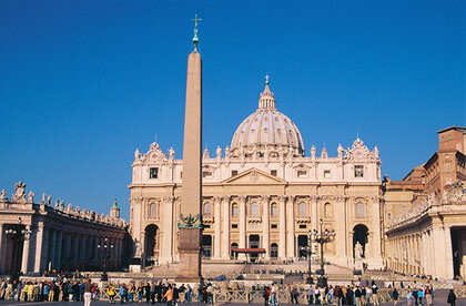 Der Dom St. Peter mit Obelisk und Touristen