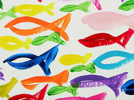 Zahlreiche bunte mit Pinsel gemalte Itschys/Fische auf weißem Papier.