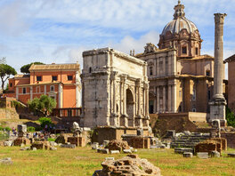 Die Ausgrabungsstätte des Forum Romanum mit diversen Säulen und Bögen.