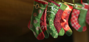 Adventskalender aus grünen und roten Socken