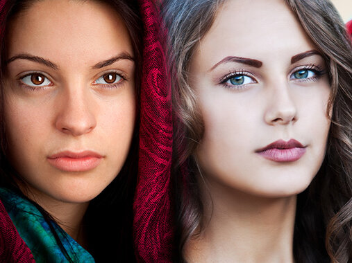 Gesichter von vier jungen Frauen.
