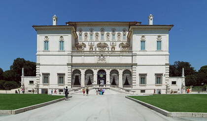 Fassade und Parkanlage der Villa Borghese