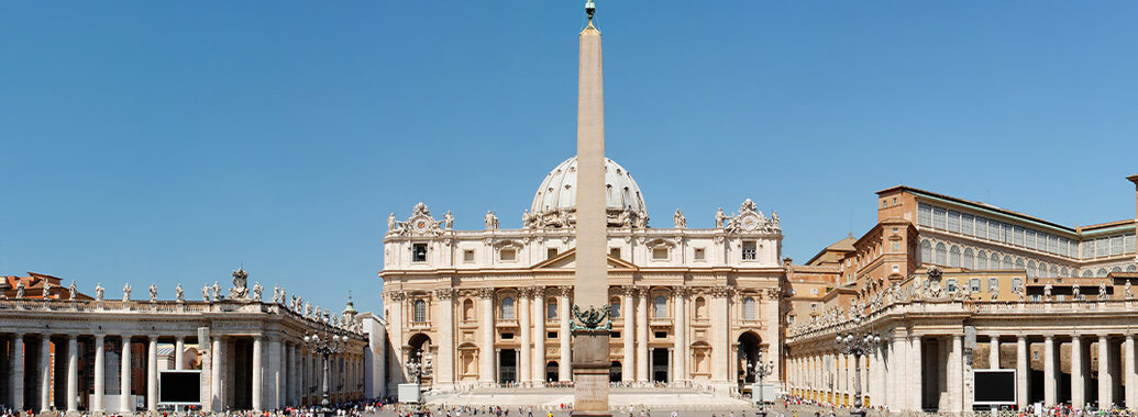 Petersplatz mit Touristen. Obelisk, Kolonnaden und Petersdom mit Kuppel.