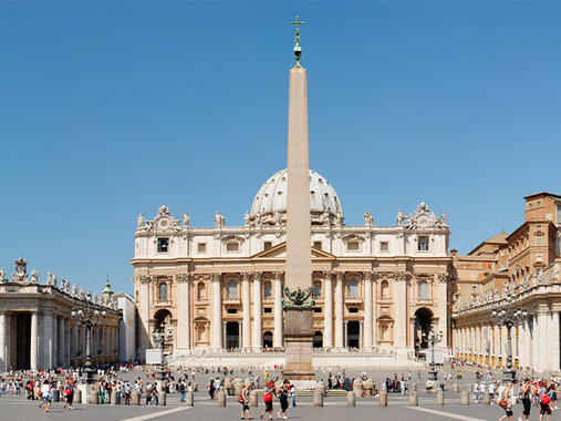 Petersplatz mit Touristen. Obelisk, Kolonnaden und Petersdom mit Kuppel.