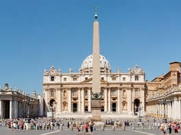 Petersplatz mit Touristen. Obelisk, Kolonnaden und Petersdom mit Kuppel.
