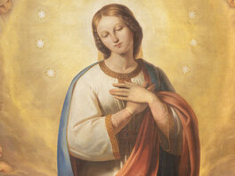 Maria mit Sternenkranz mit Händen auf der Brust verschränkt umgeben von Engeln.
