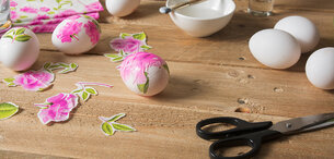 Eier mit Blumenservietten