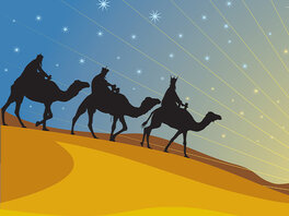 Silhouette der drei heiligen Könige auf Kamelen von einer Düne herab auf eine Stadt zureitend, geführt vom Weihnachtstern. 