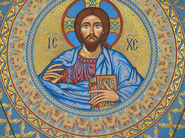 Kreisförmiges Kuppelwandgemälde mit Jesus und Bibel in Blau und Gold gehalten.