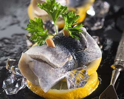 Rollmops auf Zitronenscheiben
