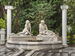 Statuen von Adam und Eva in einem Park