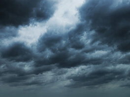 dunkle Gewitterwolken ziehen auf