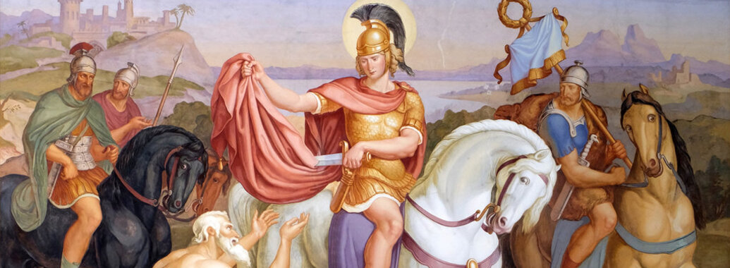 Gemälde. Sankt Martin in römischer Legionärsrüstung, auf weißem Pferd sitzend und ein Mann ohne Hemd auf dem Boden vor ihm. Martin teilt mit einem Schwert seinen roten Mantel. Im Hintergrund drei Reiter und mediterrane Landschaft.