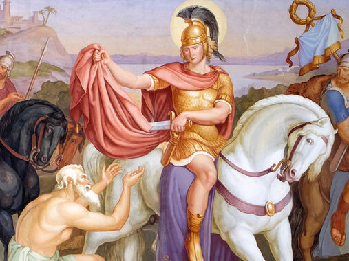 Gemälde. Sankt Martin in römischer Legionärsrüstung, auf weißem Pferd sitzend und ein Mann ohne Hemd auf dem Boden vor ihm. Martin teilt mit einem Schwert seinen roten Mantel. Im Hintergrund drei Reiter und mediterrane Landschaft.