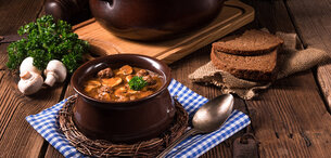 Eintopf mit Pilzen und Fleisch, dazu Brot