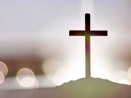 Ein Kreuz erstraht im Licht