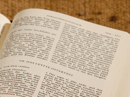 Eine geöffnete Bibel.