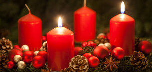 Adventskranz mit zwei roten entzündeten Kerzen