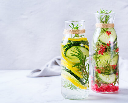 zwei Flaschen Infused Water