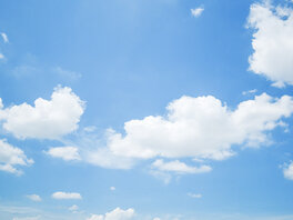 vereinzelte Schönwetterwolken am blauen Himmel