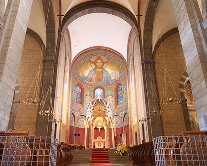 Altar mit Baldachin im Chorraum von Maria Laach