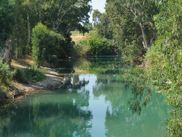 Der Fluss Jordan in der Wüste
