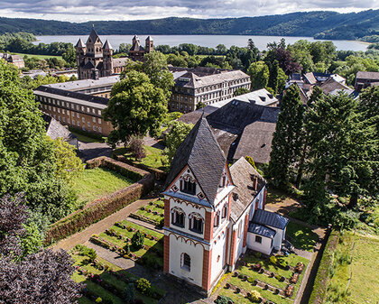 Kloster Maria Laach mit Laacher See im Hintergrund