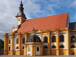 Außenansicht der Klosterkirche St. Mariä Himmelfahrt des Zisterzienserklosters Neuzelle.