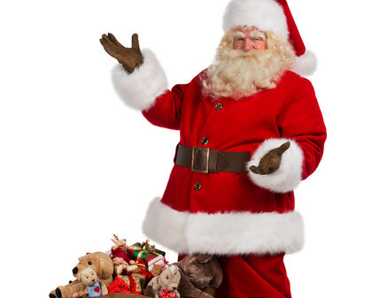 Mann im Kostüm von Weihnachtsmann mit Geschenkesack