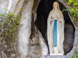 Die Statue Unserer Lieben Frau von Lourdes in der Grotte von Massabielle bei Lourdes
