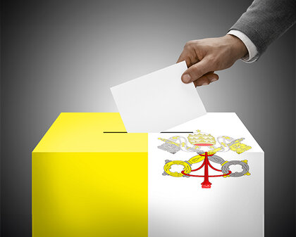 Wahlurne mit dem Wappen des Vatikans