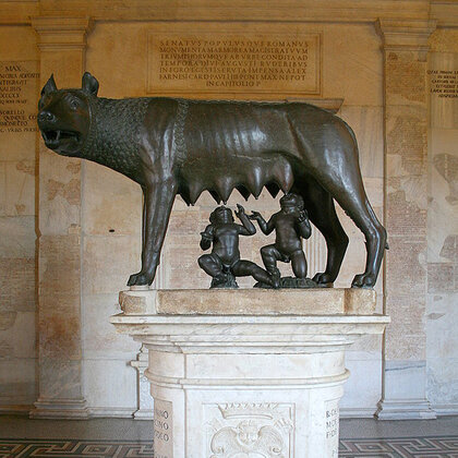 Die Kapitolinische Wölfin und zwei säugende Zwillinge in Bronze
