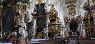 Blick auf die barocken Nebenaltäre der Klosterkirche Mariä Himmelfahrt des Klosters Neuzelle.