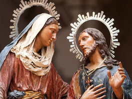 Oberkörper dreier aufwendig gearbeiteter und bemalter Heiligenfiguren aus Holz, mit goldenen kronenartigen Heiligenscheine.