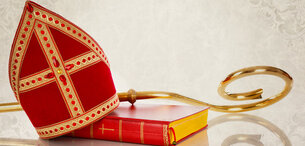 Mitra, Bischofsstab und Buch