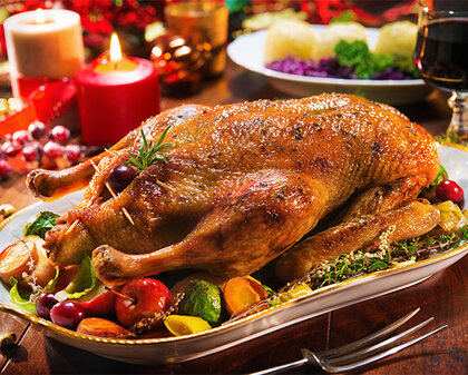 Weihnachtsente mit Äpfeln