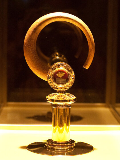 Reliquiar mit einer Reliquie von Clemens August Graf von Galen in Form der Krümme des Hirtenstabes.