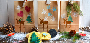 Geschenktüten mit weihnachtlichen Motiven in der Katoffeldrucktechnik