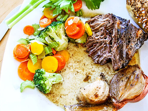 Zartes Pulled Beef, mit buntem Gemüse und geschmorten saftigen Zwiebeln.