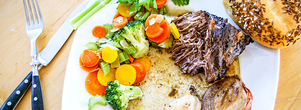 Zartes Pulled Beef, mit buntem Gemüse und geschmorten saftigen Zwiebeln.