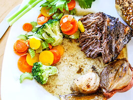 Zartes Pulled Beef, mit buntem Gemüse und geschmorten saftigen Zwiebeln.